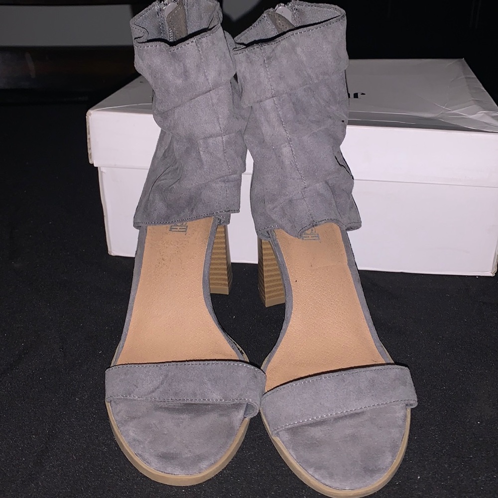 Gray heel with special ankle design. Size 7. A Brash design